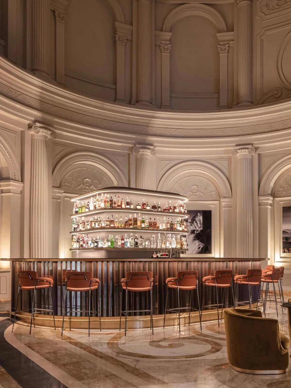 Un bar sotto una rotonda neoclassica a Roma