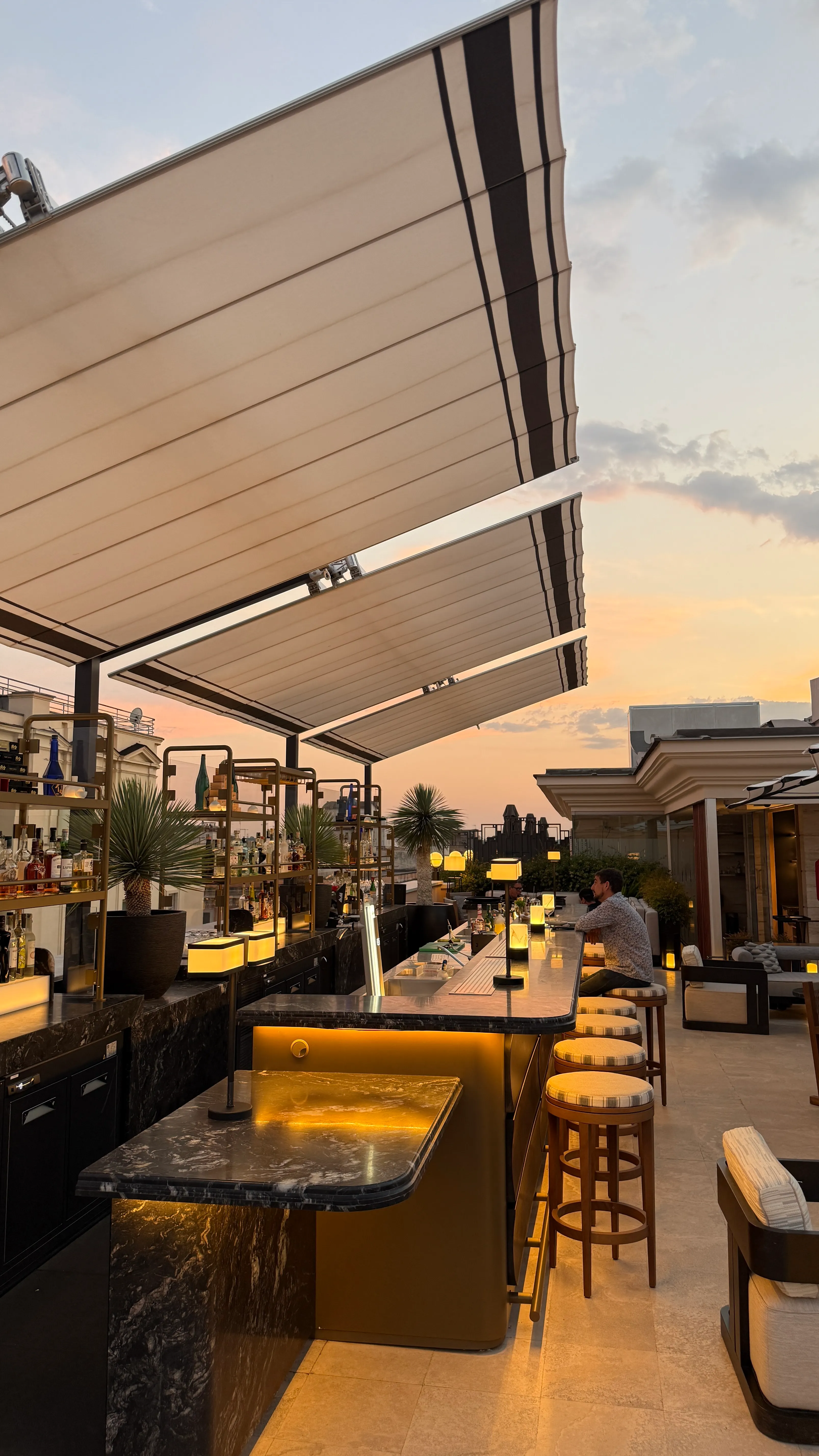 Il bancone del rooftop di Nobu Roma al tramonto