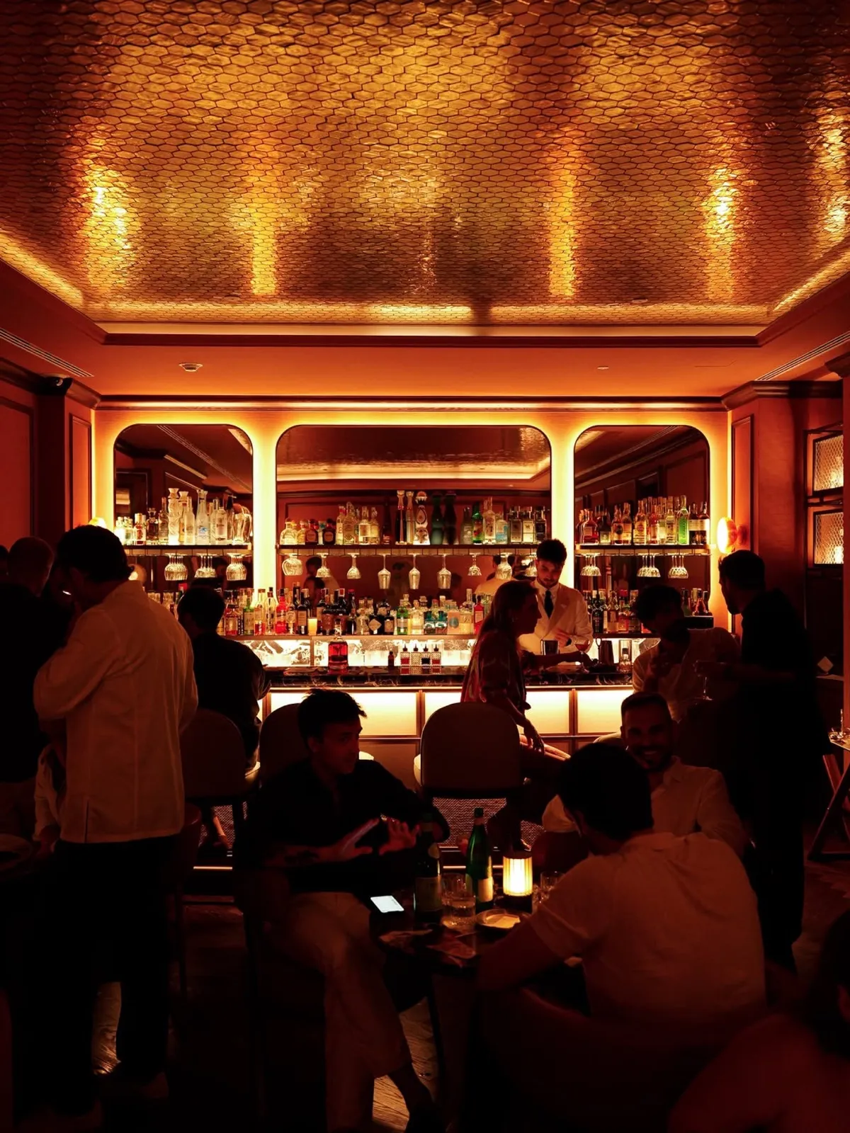 Un cocktail bar a Roma sotto un soffitto dorato