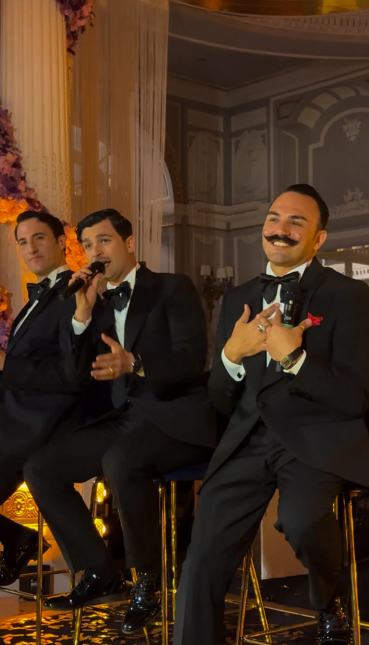 I cantanti della St. Regis Orchestra in smoking durante l'evento