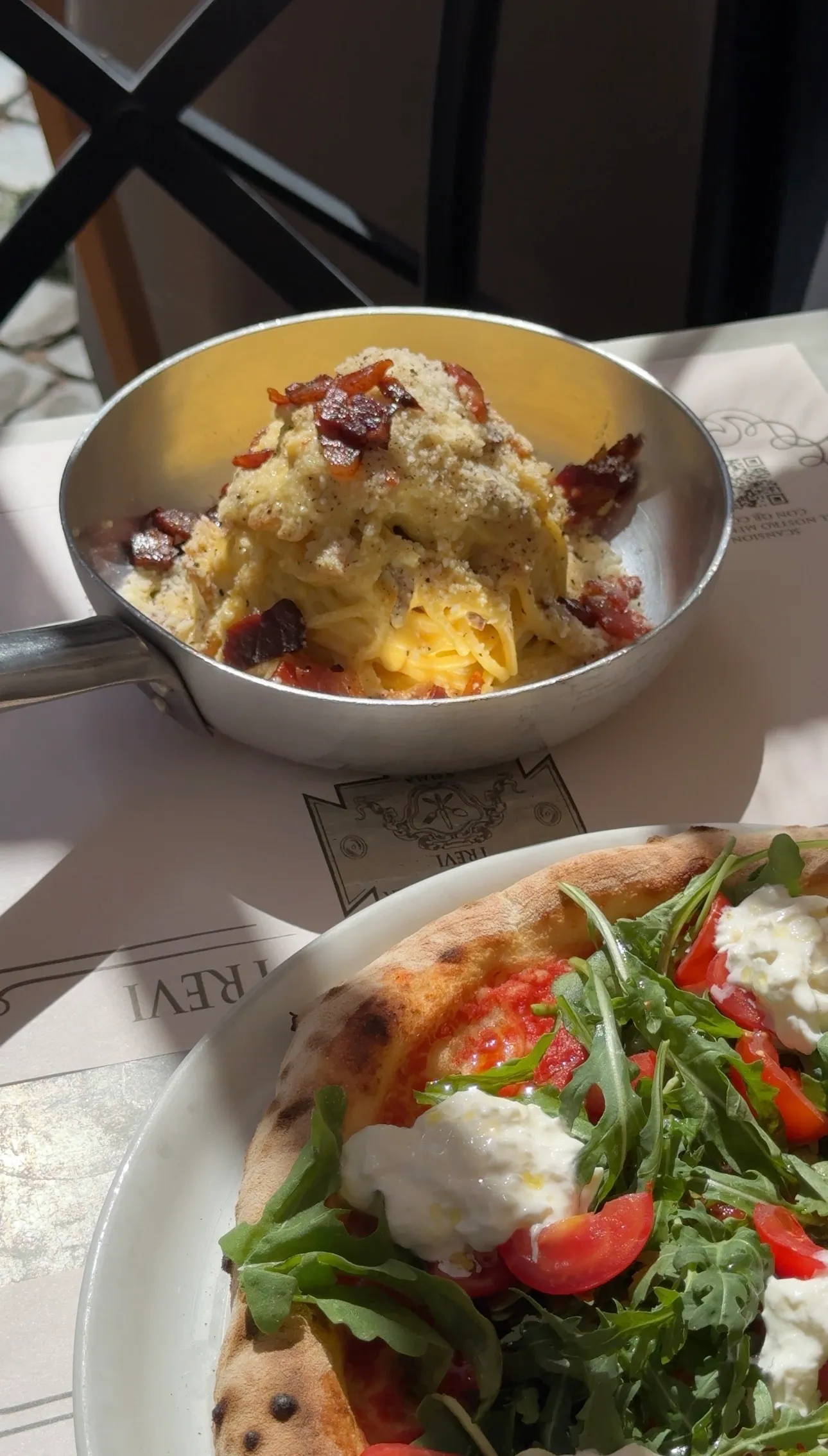 Una carbonara nel padellino e una pizza con burrata e rucola all'Antica Pizzeria Trevi