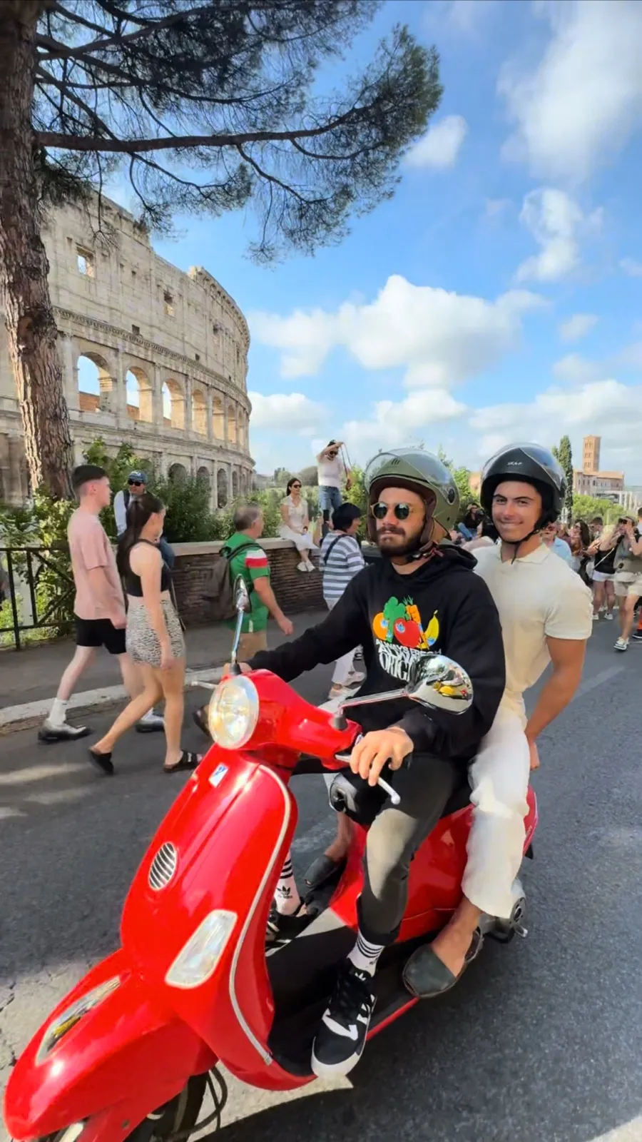 Un tour in Vespa davanti al Colosseo